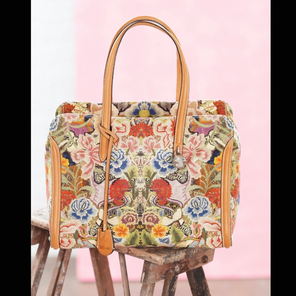 Alexander McQueen women’s New Skull Padlock floral-print zip-around tote bag - Picture 16 of 17